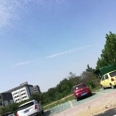 男子多次飞身用头撞车 警方回应